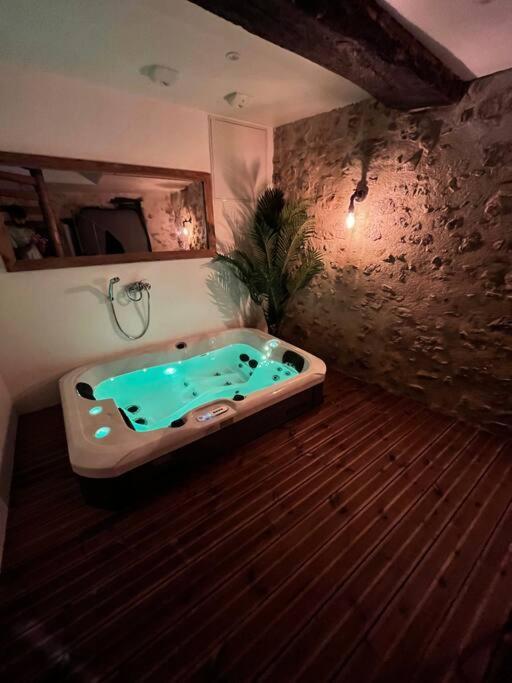 Maison Suspendue Avec Jacuzzi Privatif Понт-ан-Руайан Экстерьер фото